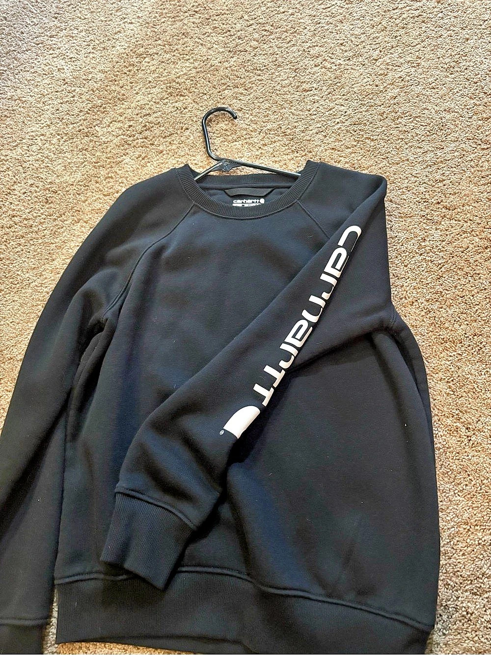 Carhartt women’s Long-Sleeve Graphic Sweatshirt Black Medium